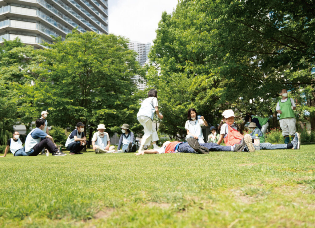 芝生の上で作業のあとにくつろぐ、イクシバ!のボランティアのみなさん