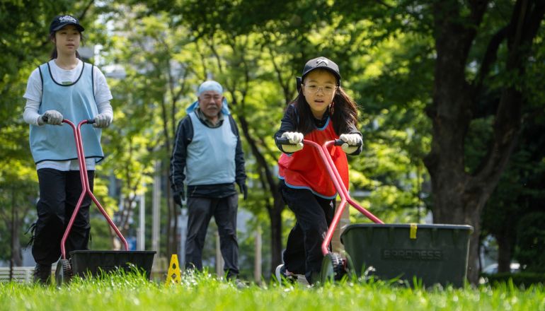 黎明橋公園の芝刈り